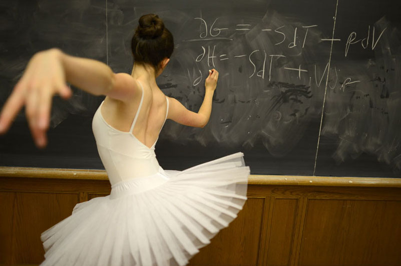 Учитель танцев провел урок секса с балеринами